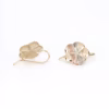 aretes flor de 3 oros oro 10k vista lateral